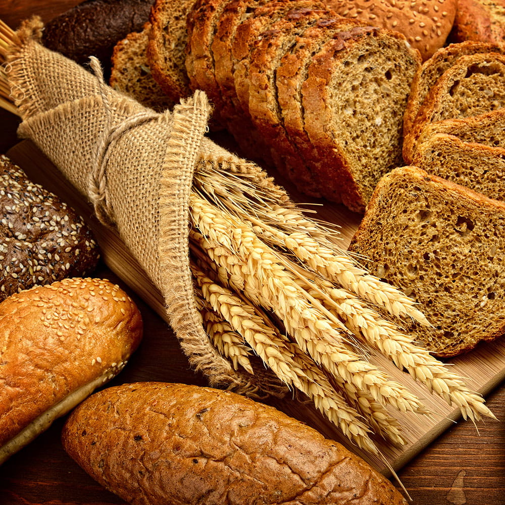 Brote und Brötchen umliegt in Leinen eingewickeltes Weizen